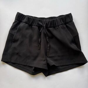 Lululemon On the Fly Short Size 6 Woven Black Womens Drawstring 2.5"